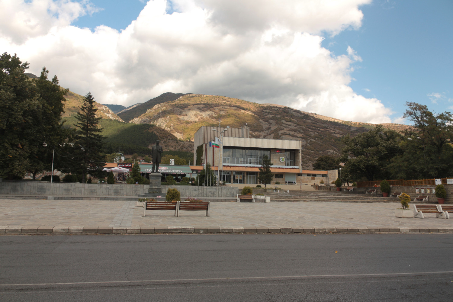 Centralny plac Sopotu, Bułgaria. Fot. Edal Anton Lefterov (CC BY-SA 3.0)