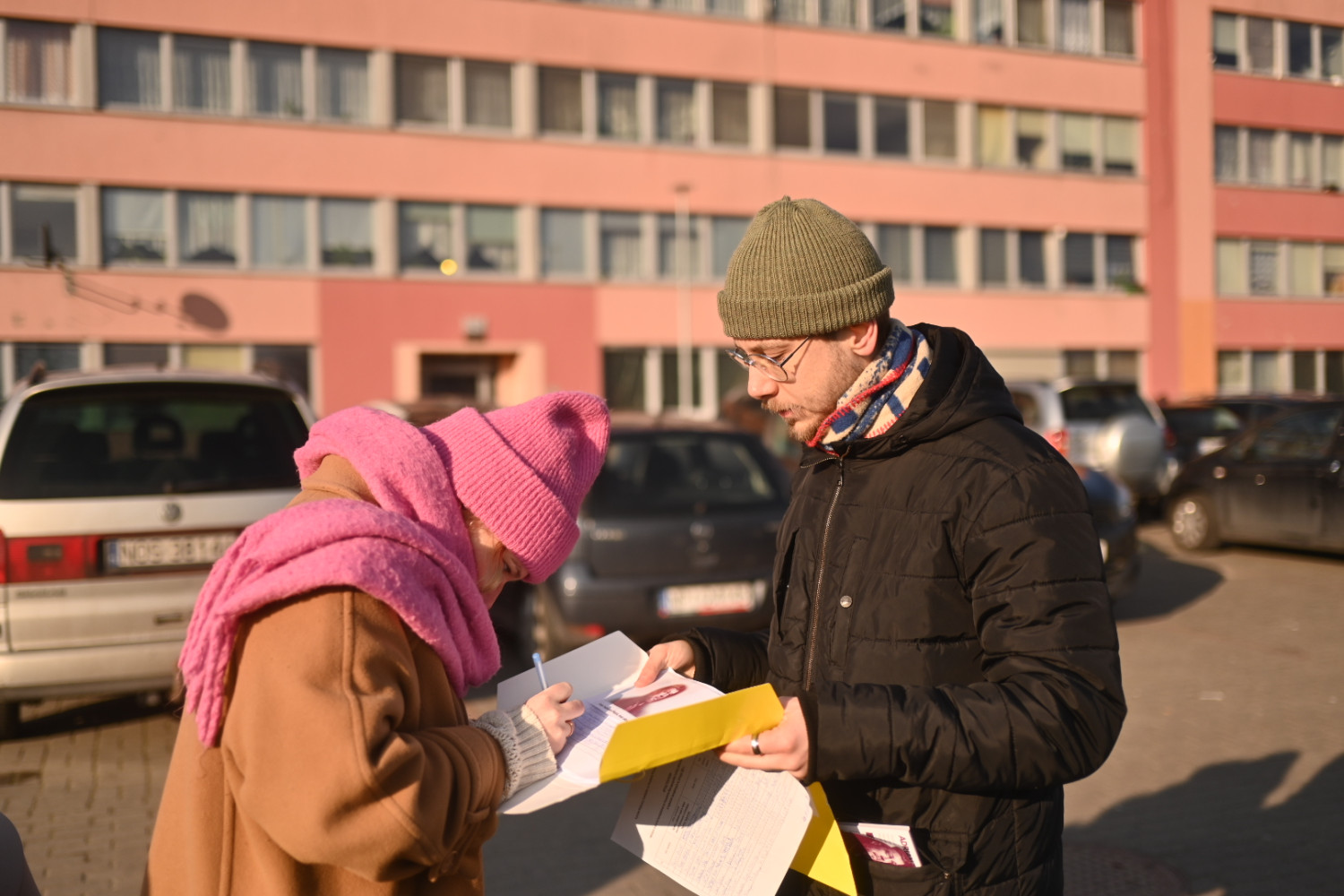 Szmo Kacprzak pod blokiem grozy na Oruni. Materiały prasowe Okręgu Pomorskiego Partii Razem