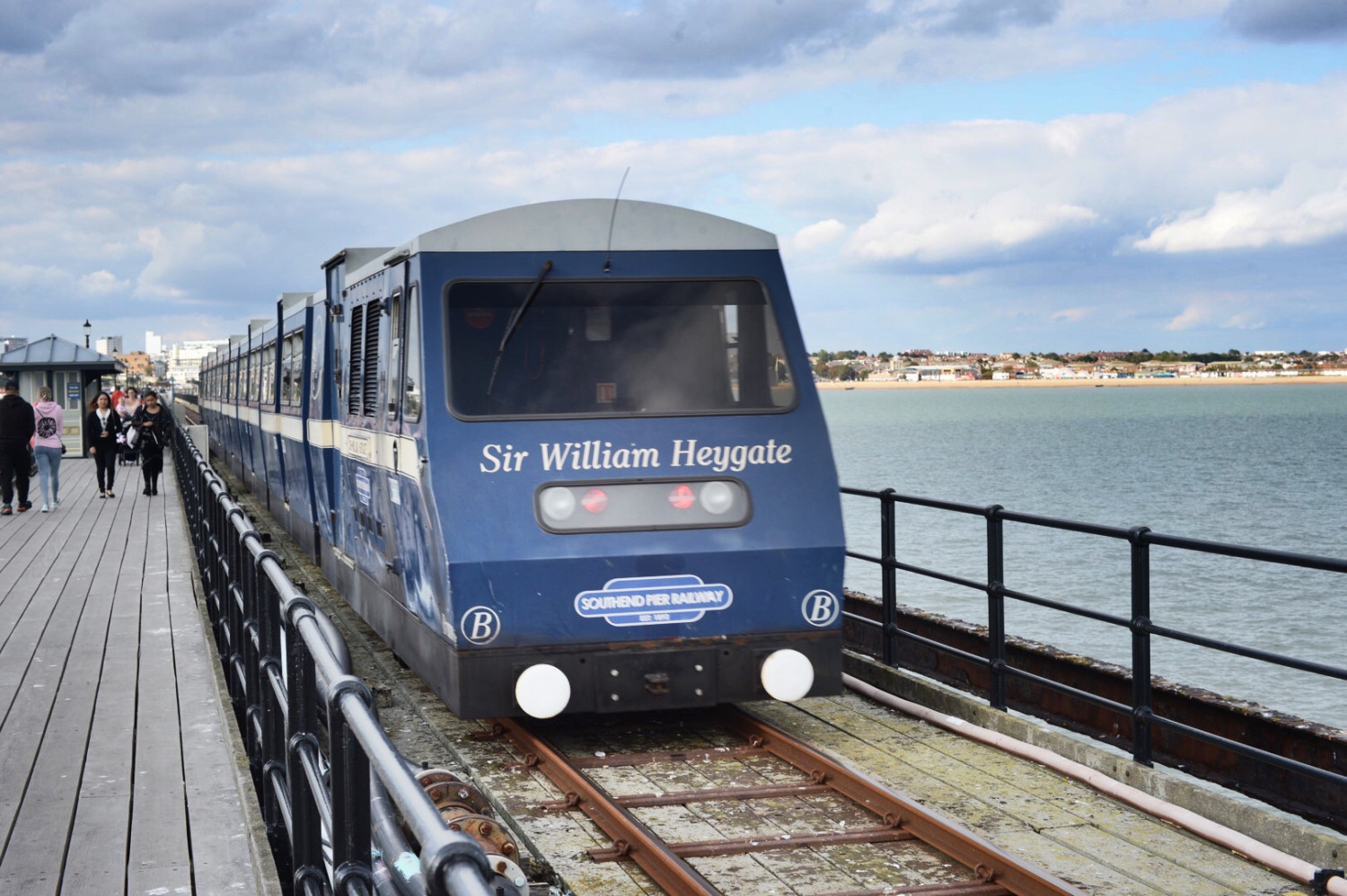 Pociąg w pobliżu środkowego punktu molo w Southend (CC BY-SA 4.0)