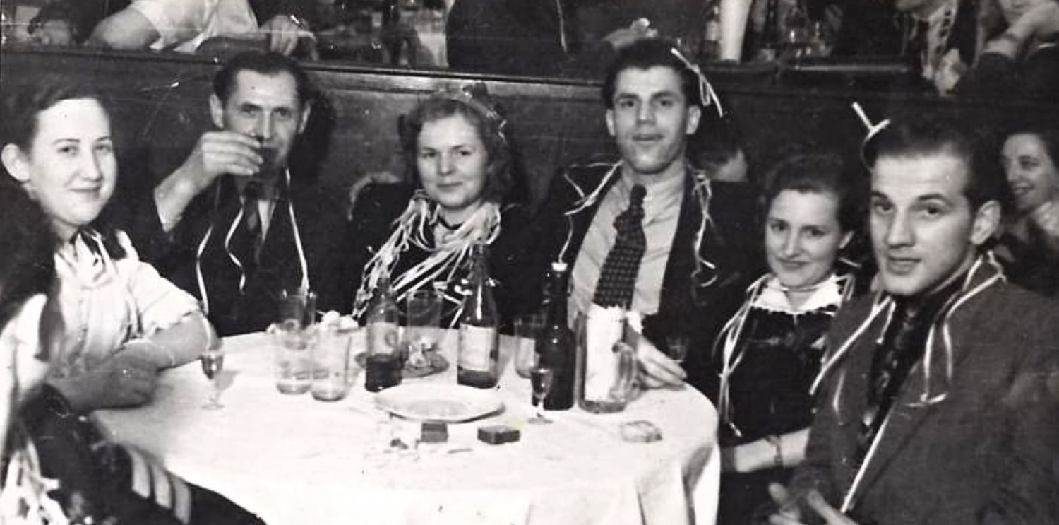 Świętowanie w hotelu Nadmorskim. Od prawej siedzą Tadeusz Kopczyński, Emanuela Itrych i Alfred Itrych, Sopot 1947 lub 1948 r. / Materiały Muzeum Sopotu
