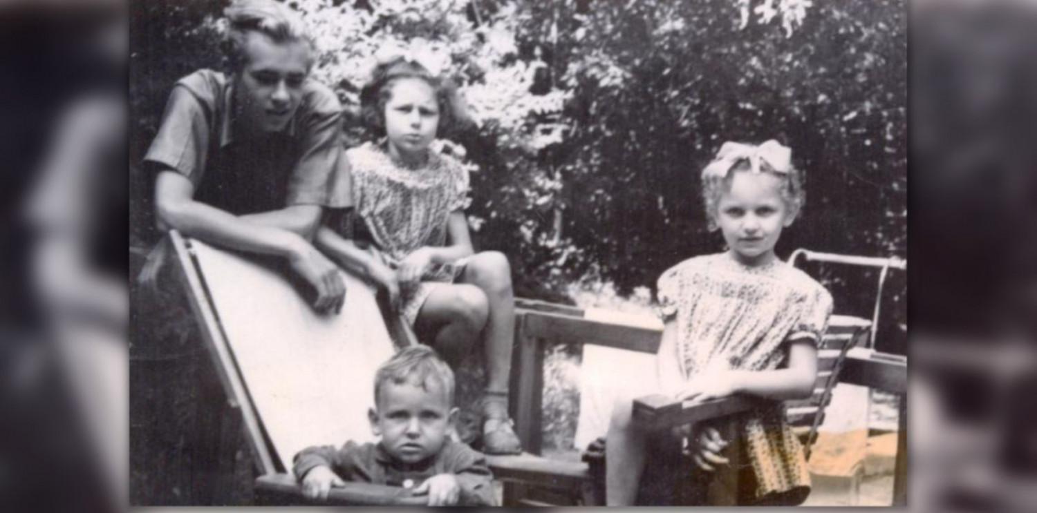 Jacek Baszkowski oraz rodzeństwo Danuta, Maria, Piotr Czarneccy, Sopot 1951 r. / Materiały Muzeum Sopotu