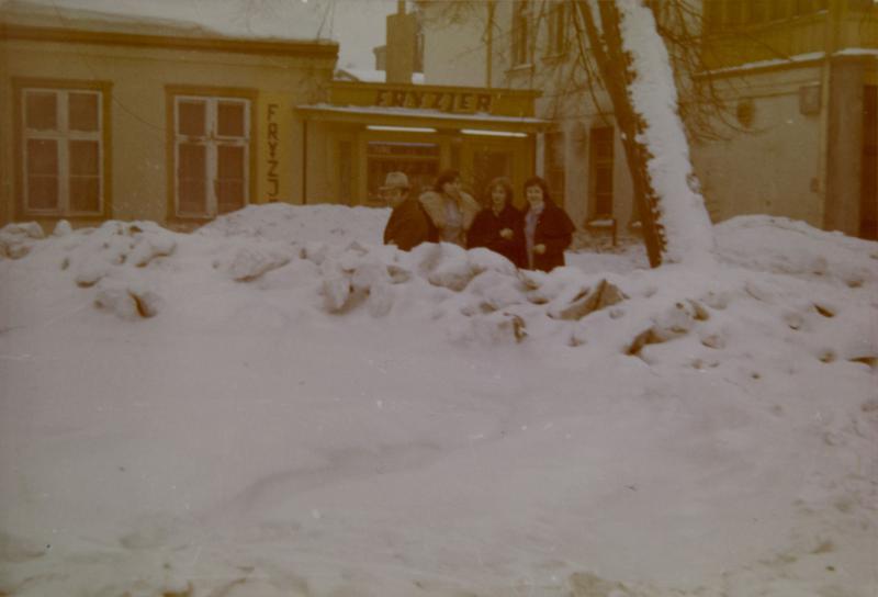 Aleksander (Wojtek) Wójtowicz przed swoim zakładem fryzjerskim na ul. Bohaterów Monte Cassino, Sopot 1979 r. / Materiały Muzeum Sopotu