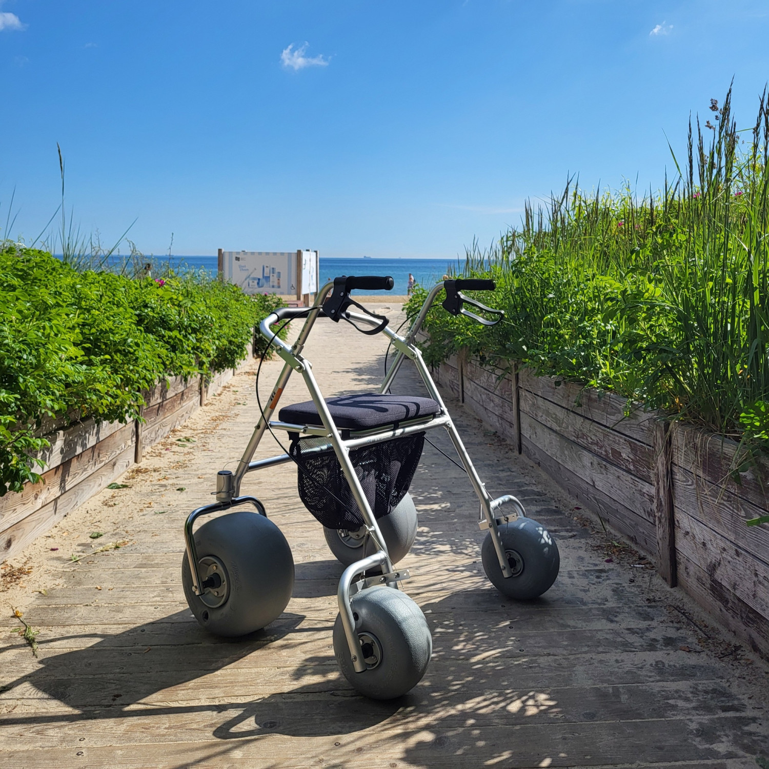 Chodzik plażowy typu All-Terrain Rollator. Fot. MOSiR Sopot Chodzik plażowy typu All-Terrain Rollator. Fot. MOSiR Sopot