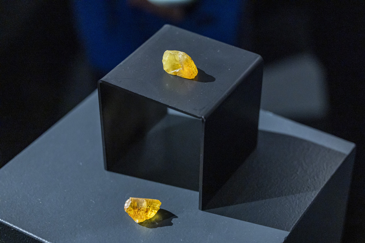 Dwie połowy bursztynu, jedna z nich wróciła z kosmosu, fot. Piotr Wittman.