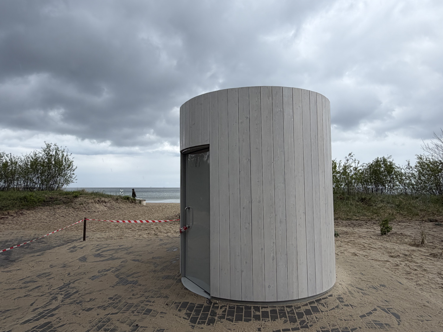 Nowa toaleta przy wejściu nr 28 na plażę w Sopocie. Fot. esopot.pl