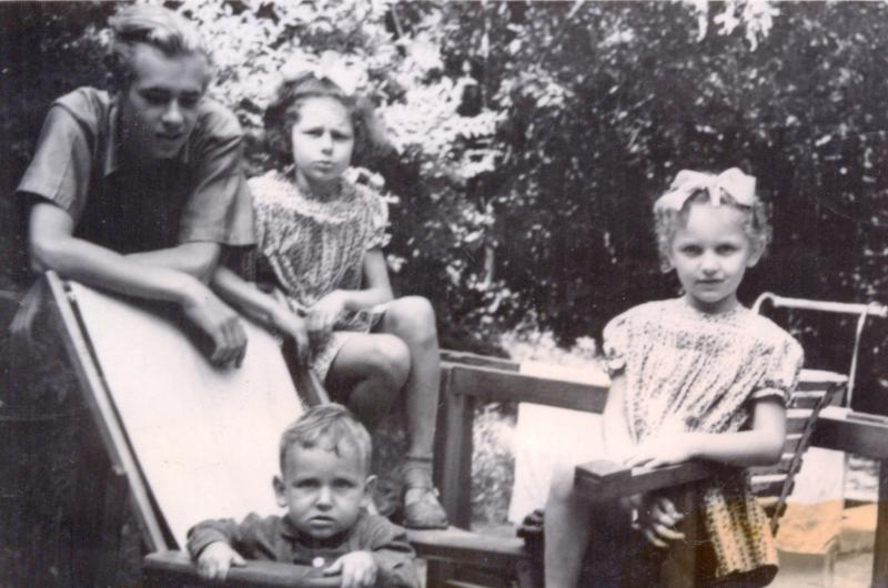 Jacek Baszkowski (z lewej) oraz rodzeństwo Danuta, Maria, Piotr Czarneccy, Sopot 1951 r. / Materiały Muzeum Sopotu