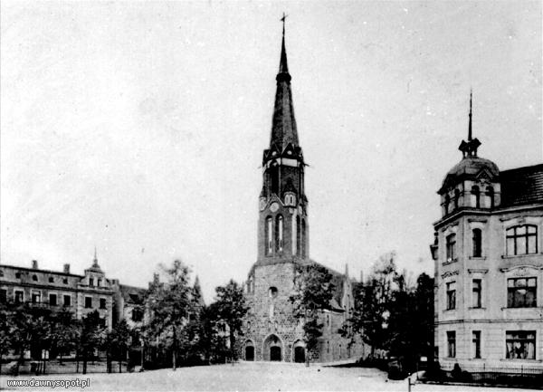 Kamienica Bankowa widoczna na fotografii przedstawiającej rynek główny oraz Kościół św. Jerzego, zdjęcie z ok. 1903 r.  (TPS), za: www.dawnysopot.pl.
