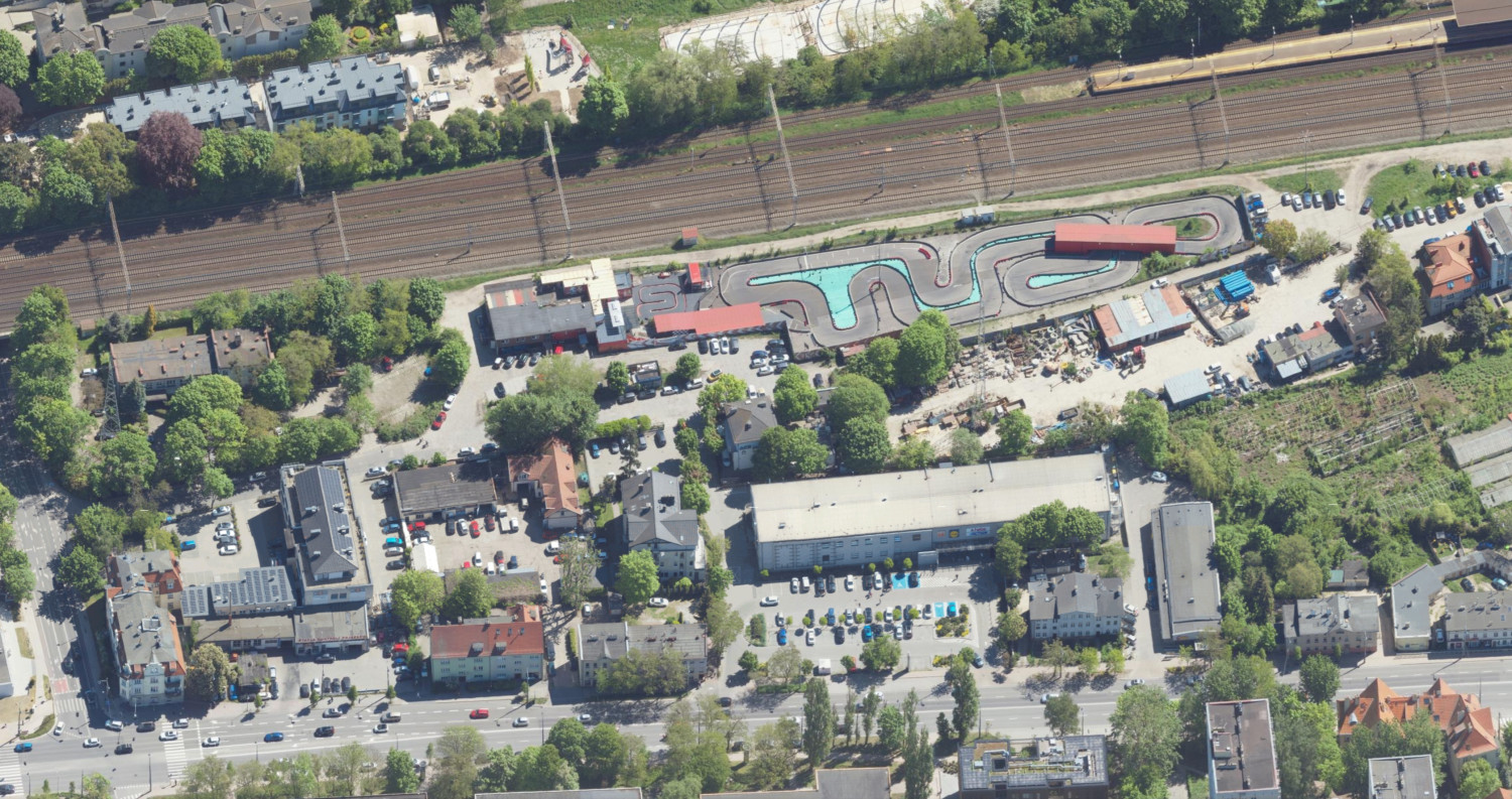 Zdjęcie lotnicze z 2024 roku, jeszcze sprzed rozbiórki dawnego toru KartCenter Sopot. Fot. drzewa.um.sopot.pl