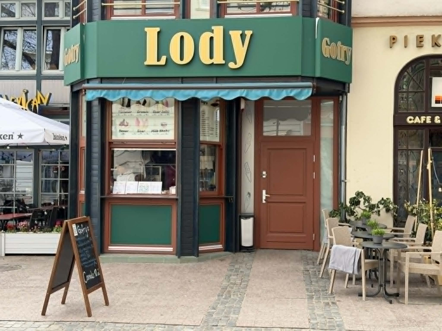 Punkt z lodami i goframi w dolnej części ul. Bohaterów Monte Cassino w Sopocie. Fot. esopot.pl