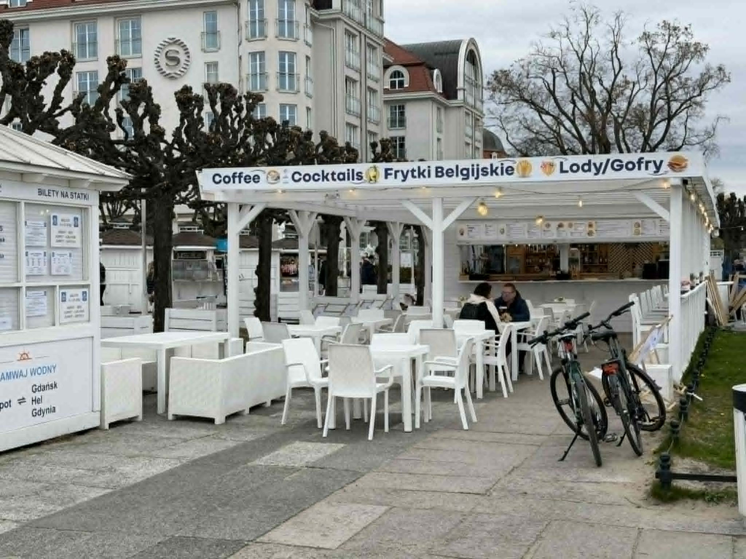 Punkt z lodami i goframi na Skwerze Kuracyjnym. Fot. esopot.pl