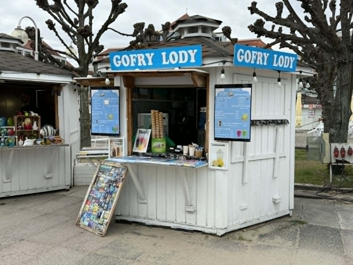 Budka z lodami i goframi na Skwerze Kuracyjnym w Sopocie. Fot. esopot.pl