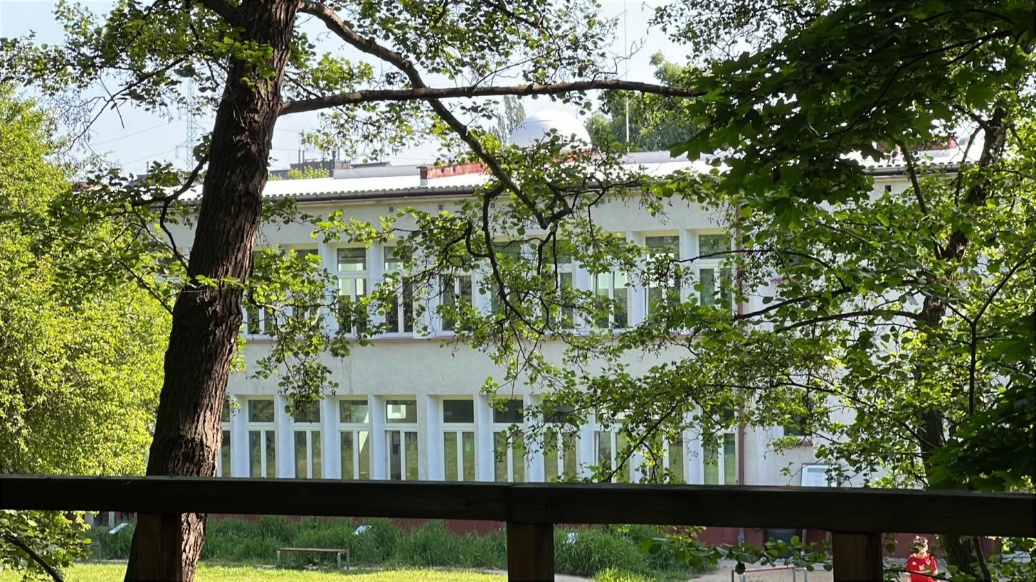 Szkoła Podstawowa nr 1 w Sopocie. Widok na kopułę obserwatorium astronomicznego. Fot. esopot.pl