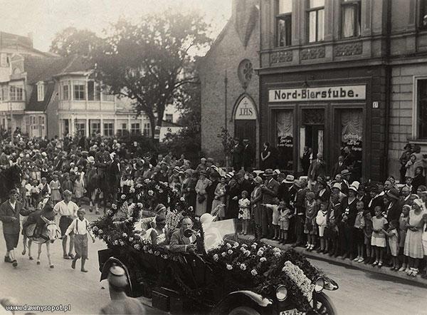 Kościół oraz fragment Hotelu Północnego przy dawnej ul. Północnej, zdjęcie z obchodów korso kwiatowego w 1932 r. (UM), za: dawnysopot.pl.