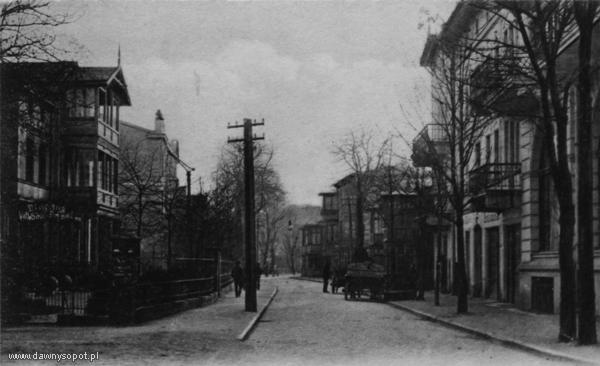 Ul. Grunwaldzka, widok w kierunku południowym, z prawej strony widoczny budynek hotelu Werminghoff, zdjęcie z 1903 r.  (BG PAN), za: www.dawnysopot.pl.