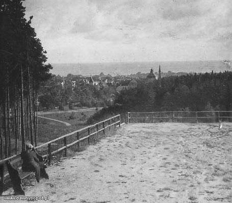 Panorama z okolic wzgórza Olimpijskiego, na pierwszym planie widoczna obecna ulica Moniuszki. Zdjęcie z około 1939 roku. Źródło: dawnysopot.pl.