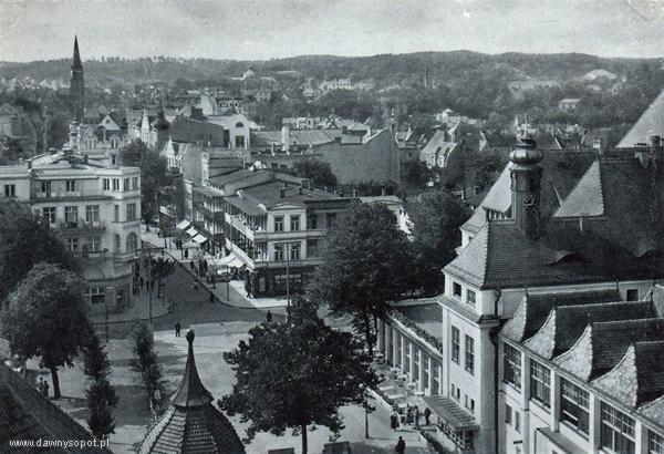 Widok z latarni morskiej w kierunku Górnego Sopotu, na pierwszym planie skrzyżowanie dawnej ul. Morskiej z ul. Południową, zdjęcie z ok. 1930 r.  (TPS), za: www.dawnysopot.pl.