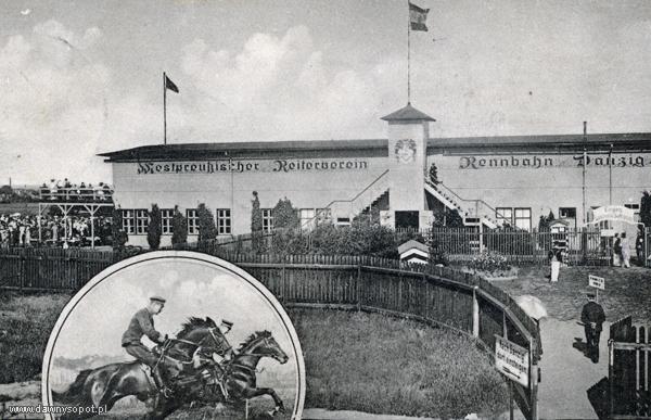 Trybuny wyścigów konnych w Sopocie, zdjęcie z ok. 1910 r. (KC, Clara Bernthal, 1910 r.), za: www.dawnysopot.pl. Trybuny wyścigów konnych w Sopocie, zdjęcie z ok. 1910 r. (KC, Clara Bernthal, 1910 r.), za: www.dawnysopot.pl.