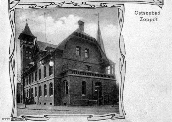 Budynek urzędu pocztowego znajdujący się przy dawnej ul. Szkolnej przed przebudową, zdjęcie z ok. 1906 r.  (BG PAN), źródło: www.dawnysopot.pl.