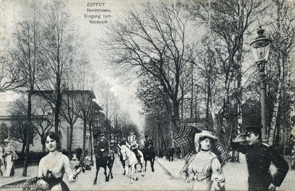 Widok na dawną ul. Północną, wejście do Parku Północnego. Po lewej stronie między zabudowaniami widoczna Kaplica Polska oraz Hotel Północny, zdjęcie z ok. 1907 r. (KC, Clara Bernthal, foto. John Faltin, 1907 r.), za: dawnysopot.pl.