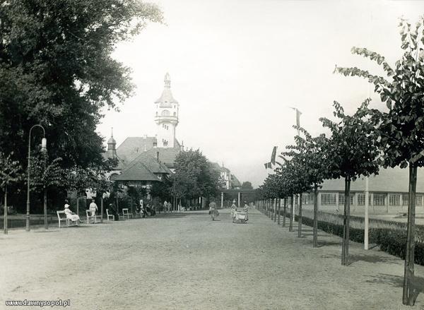 Południowa część nadmorskiej promenady w okolicach wejścia na molo, zdjęcie z 1932 r. (KC), za: www.dawnysopot.pl.