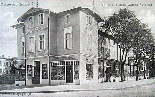 Hotel Dworcowy przemianowany na Wiener Cafe, widziany z głównego rynku, zdjęcie z ok. 1918 r. (KC), za: www.dawnysopot.pl.