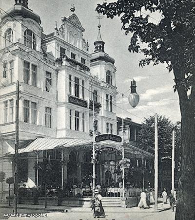 Hotel Metropol widoczny od strony skrzyżowania dawnej ul. Morskiej z ul. Wiktorii, zdjęcie z 1910 r. (KC, Knackstedt & Nather, 1910 r.), za: www.dawnysopot.pl.