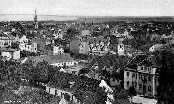 Widok z Królewskiego Wzgórza (Wzgórze Stiewego) na dolny odcinek obecnej ul 23 Marca i ujeżdżalnię Koni, zdjęcie z 1920 r.  (TPS), za: www.dawnysopot.pl.