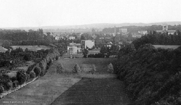 Widok na łąki sopockie i dolną część obecnej ul. Goyki łączącej się z dawną ul. Łąkową (ul. Haffnera). Na zdjęciu widoczna obecna ul. Goyki wspinająca się na Skarpę Sopocką na wysokości zabudowań, 1895 r.  (TPS), za: dawnysopot.pl.