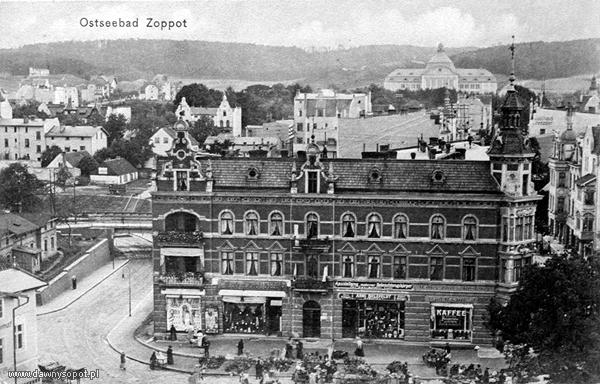 Nie istniejący w całości budynek przy placu Konstytucji 3 Maja i ul. Podjazd, ze sklepami na parterze i mieszkaniami na wyższych kondygnacjach, zdjęcie z ok. 1913 r. (BG PAN), za: www.dawnysopot.pl. Nie istniejący w całości budynek przy placu Konstytucji 3 Maja i ul. Podjazd, ze sklepami na parterze i mieszkaniami na wyższych kondygnacjach, zdjęcie z ok. 1913 r. (BG PAN), za: www.dawnysopot.pl.