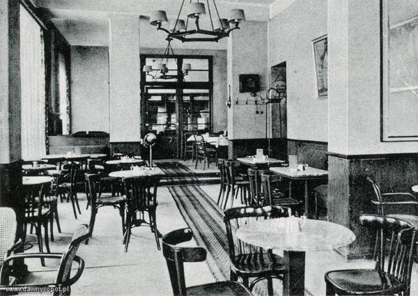 Wnętrze cukierni Greya, zdjęcie z ok. 1930 r. (DS, , Charles Hundt, 1930 r.), za: www.dawnysopot.pl. Wnętrze cukierni Greya, zdjęcie z ok. 1930 r. (DS, , Charles Hundt, 1930 r.), za: www.dawnysopot.pl.