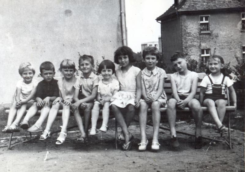 Podwórko na ul. Malczewskiego, Beata Pachnik ( z domu Szwemińska) trzecia z lewej, Sopot l. 60. XX w. / Materiały Muzeum Sopotu
