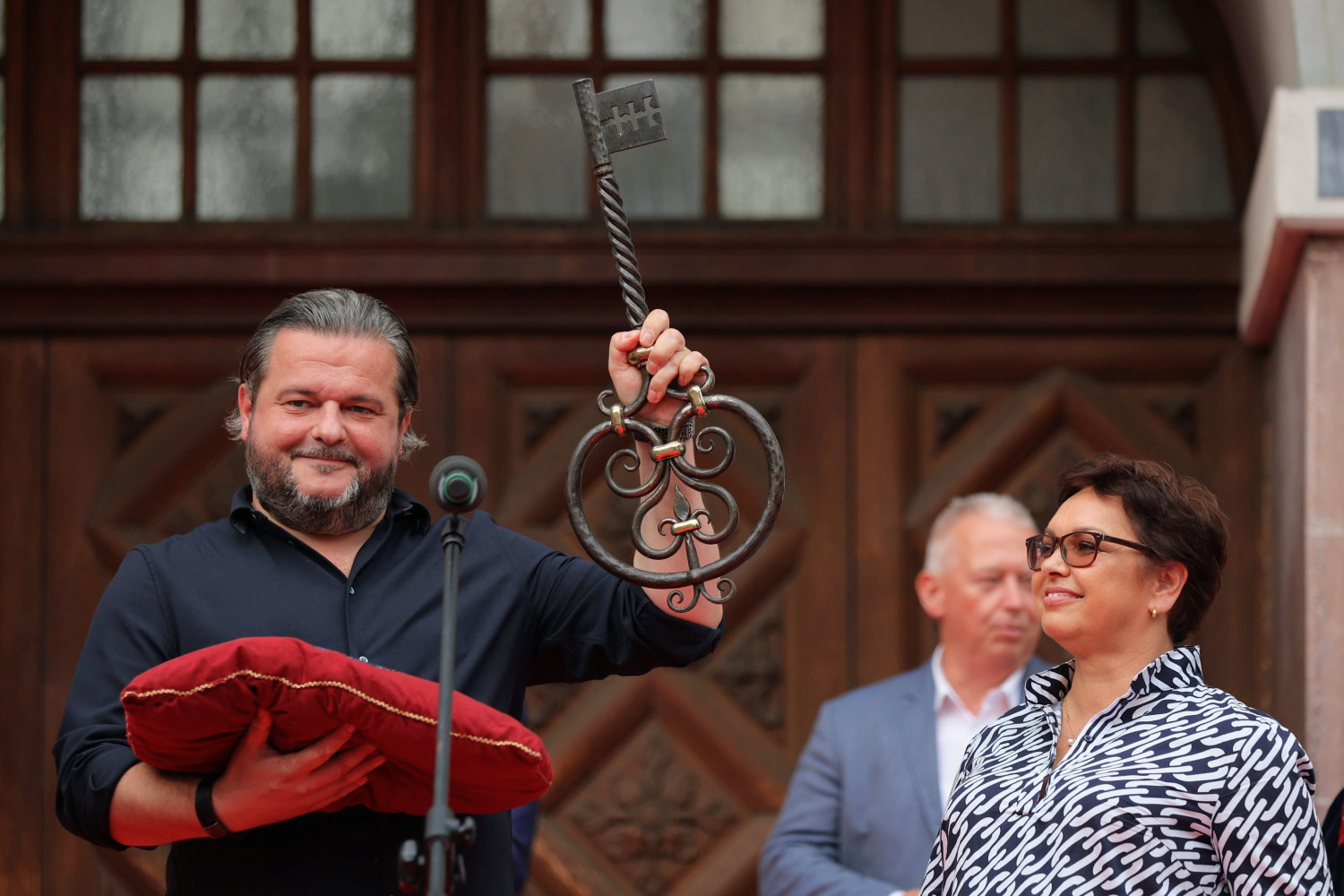 Paweł Orłowski demonstruje klucz przekazywany kupcom na czas jarmarku. Fot.Dominik Paszliński / gdansk.pl