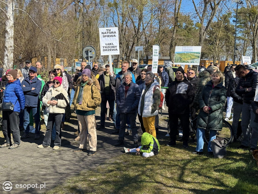 Działkowcy protestujący w obronie ROD Oaza w dniu 11 kwietnia 2026 r. Fot. esopot.pl