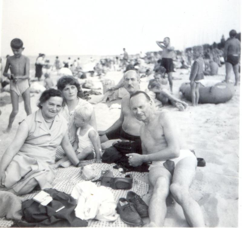 Rodzina Szwemińskich na plaży, Sopot l. 60. XX w. / Materiały Muzeum Sopotu