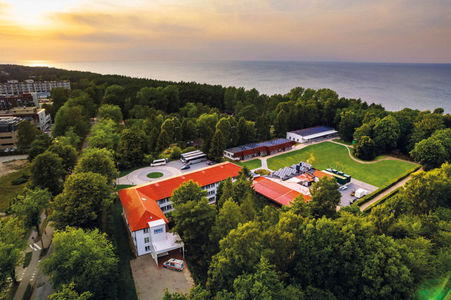 dom seniora blisko trójmiasta rose senior resort - budynek i otoczenie obiektu 