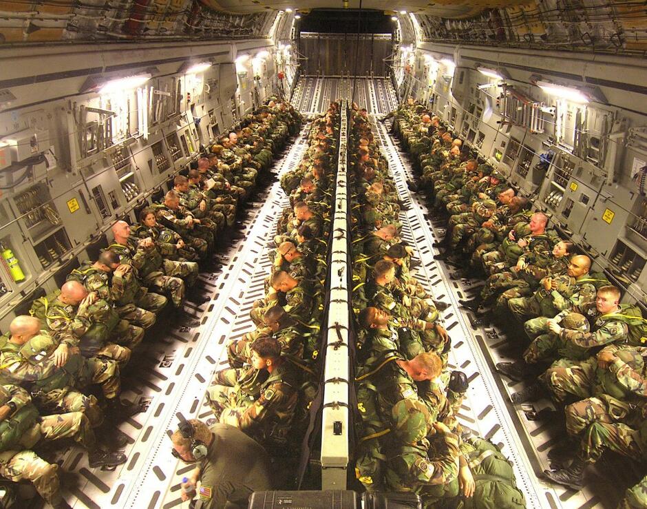 Przedział ładunkowy samolotu ma 26 m długości, 5 m szerokości i ponad 3,5 m wysokości, dzięki któremu może zabrać na pokład 102 żołnierzy, 36 noszy oraz 54 pacjentów ambulatoryjnych. W Afganistanie okazało się, że w razie potrzeby zmieści się nawet ponad 800 osób. Fot. Staff Sgt. Jacob Bailey/Wikipedia