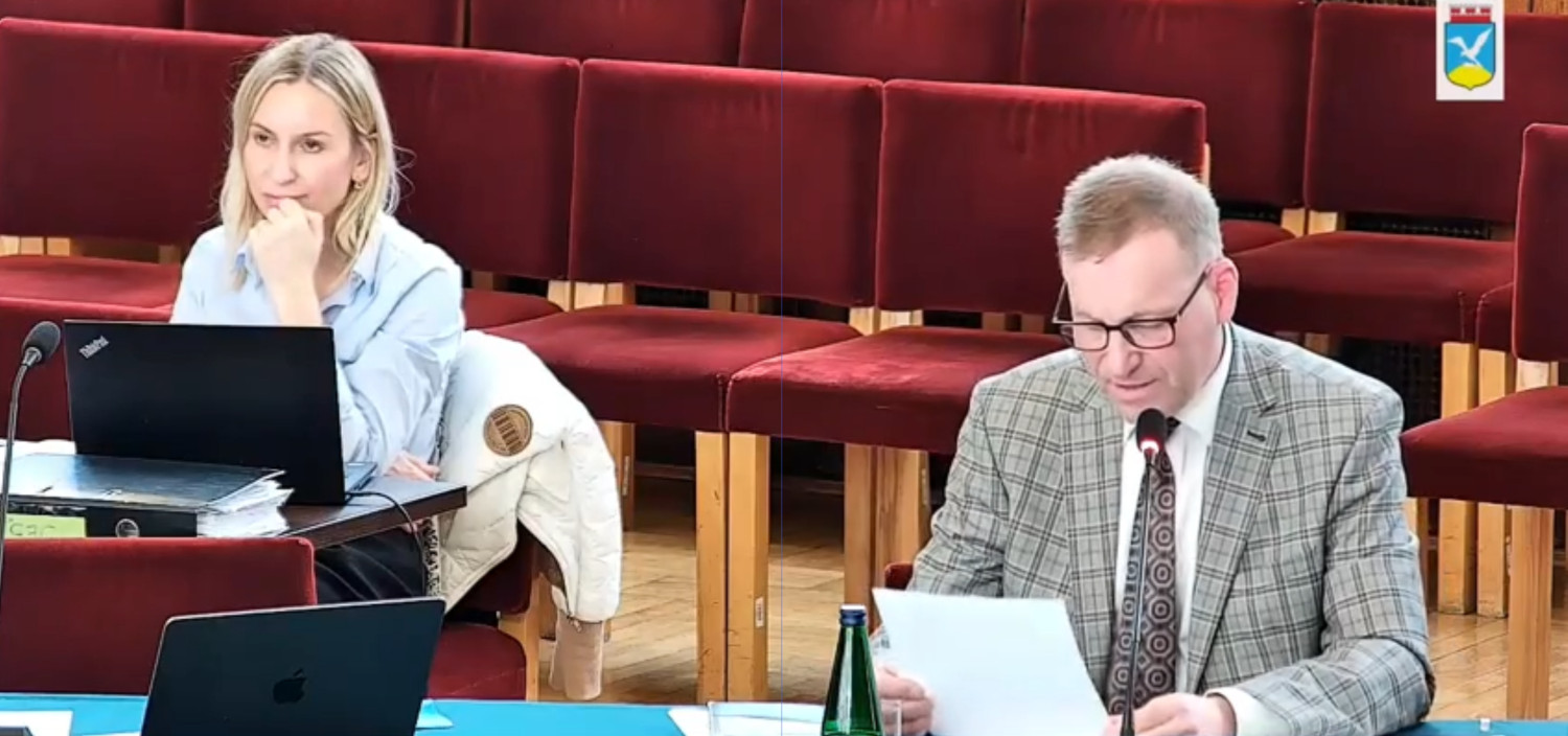 Wojciech Gocek, dyrektor Wydziału Bezpieczeństwa i Zarządzania Kryzysowego, przemawiał na sesji Rady Miasta Sopotu w dniu 23 kwietnia 2026 r. Fragment kadru z transmisji eSesja.tv Wojciech Gocek, dyrektor Wydziału Bezpieczeństwa i Zarządzania Kryzysowego, przemawiał na sesji Rady Miasta Sopotu w dniu 23 kwietnia 2026 r. Fragment kadru z transmisji eSesja.tv
