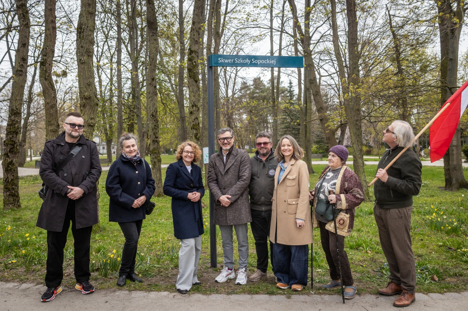 Przedstawiciele Miasta Sopotu i środowiska akademickiego podczas odsłonięcia tablicy Skweru Szkoły Sopockiej. Fot. Krzysztof Mystkowski KFP/UMS