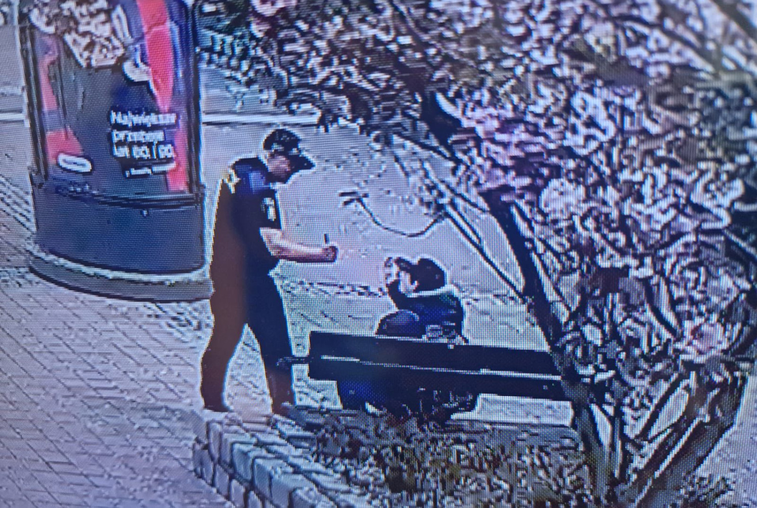 Strażnik miejski podczas interwencji związanej z poszukiwaniem zaginionego chłopca. Fot. Straż Miejska w Sopocie - Facebook Strażnik miejski podczas interwencji związanej z poszukiwaniem zaginionego chłopca. Fot. Straż Miejska w Sopocie - Facebook