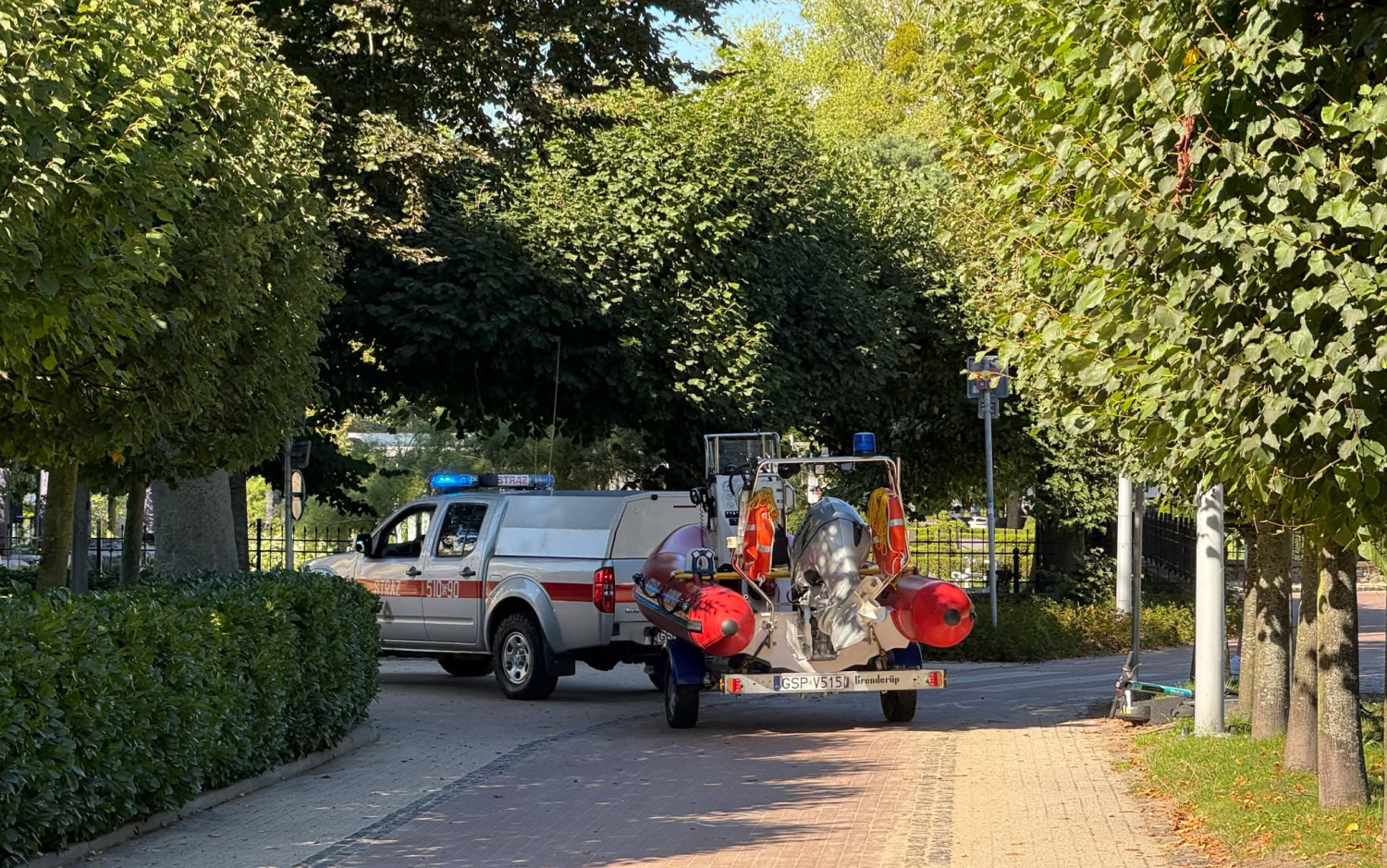 Samochód strażacki transportujący na przyczepie łódź typu RIB. Fot. esopot.pl