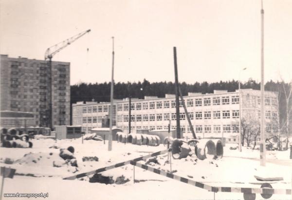 Budowa szkoły podstawowej numer 9 w Sopocie, zima 1978 r. Źródło: 	Archiwum Szkoły Podstawowej nr 9 w Sopocie. Za: dawnysopot.pl
