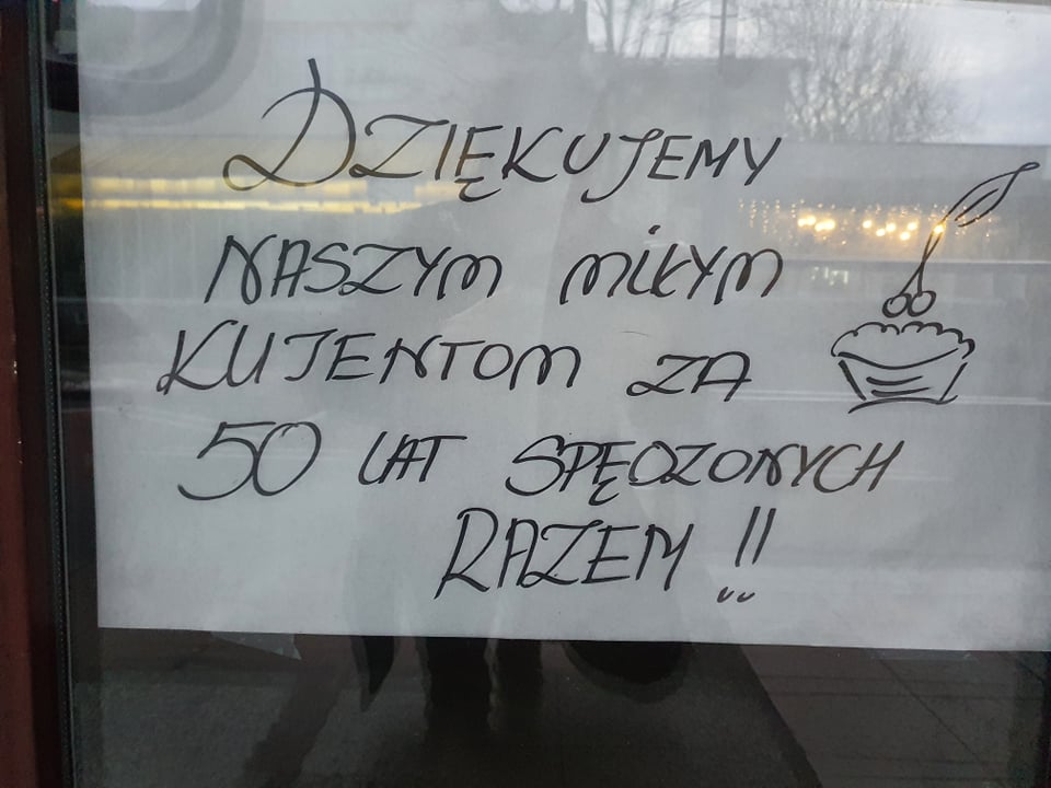 Kartka z podziękowaniami została wywieszona na drzwiach sklepu cukierniczego