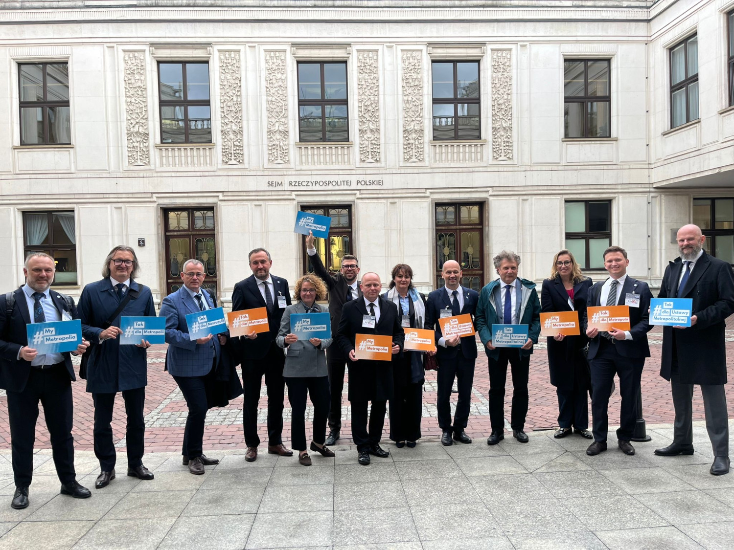 Samorządowcy i politycy zabiegający o przyjęcie ustawy metropolitalnej. Fot. OMGGS