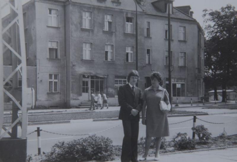 Wanda Wójtowicz z synem Sławomirem przed domem na Alei Niepodległości 677, Sopot lata 60. XX w. / Materiały Muzeum Sopotu