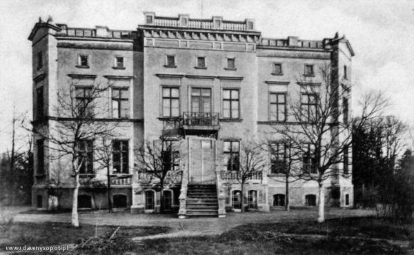 Budynek dawnego ratusza miejskiego mieszczący się w Willi Fewsona, zdjęcie sporządzone przez Johna Faltina w ok. 1900 r.  (Biblioteka Gdańska Polskiej Akademii Nauk, Carla Bernthal, John Faltin, 1900 r.), za: www.dawnysopot.pl.