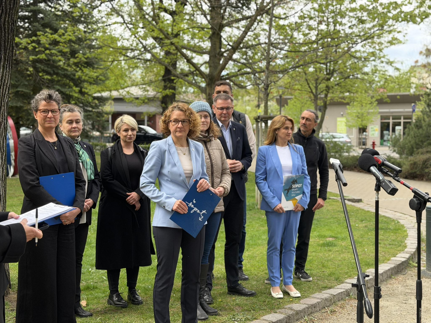 Sopoccy samorządowcy podczas konferencji w Parku Herbstów. Fot. esopot.pl
