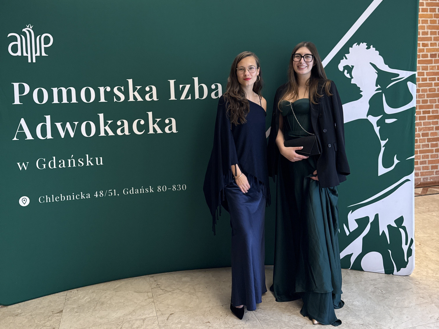 Od lewej adw. Dobrochna Mikołajczak i apl. adw. Oliwia Sołyszko. Fot. materiały Pomorskiej Izby Adwokackiej w Gdańsku